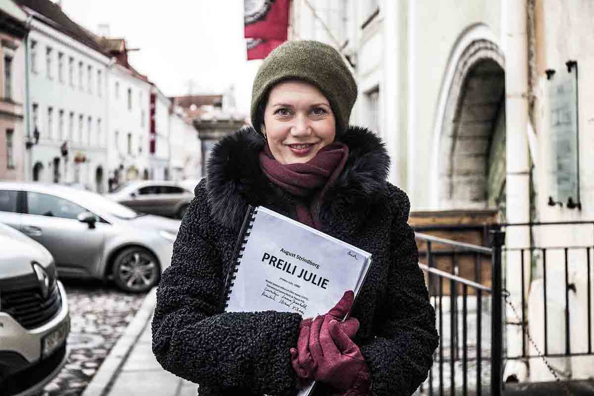 Elisabet Reinsalu Linnateaterin edustalla